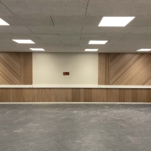 Snedkerarbejde med montering af akustikpaneler og vægbeklædning