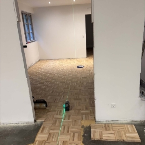 Snedkerarbejde med lægning af parketgulv i forbindelse med renovering