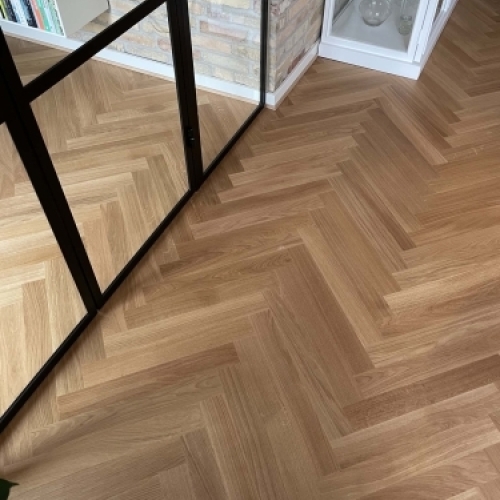 Snedkerarbejde med lægning af sildebensparket i bolig