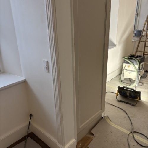 Tømrer udfører montering af gerigter og afslutninger ved udskiftning af døre