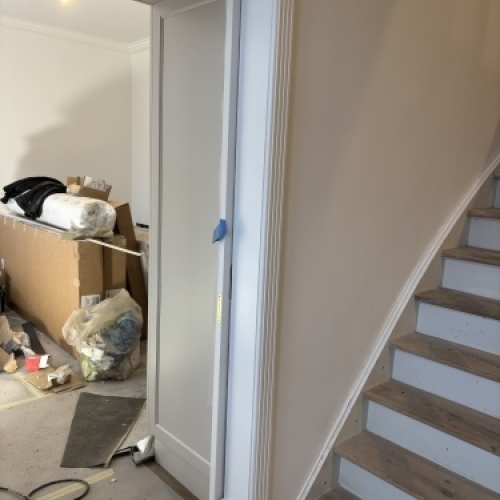 Tømrer monterer ny indvendig dør i forbindelse med renovering