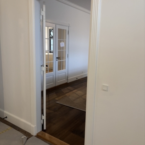 Tømrer udfører etablering af nyt dørhul og montering af karm som del af udskiftning af døre