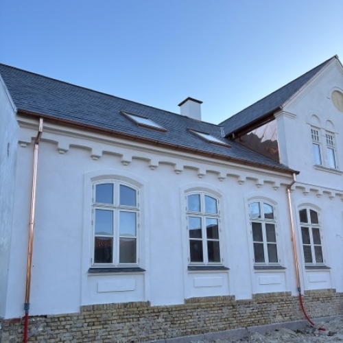 Tømrer udfører tømrerarbejde med nyt tag på ejendom på Fyn