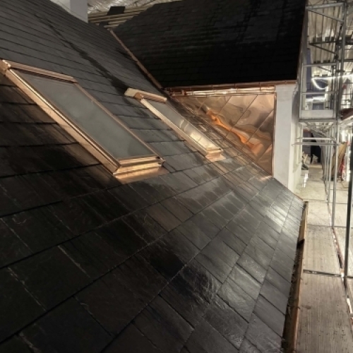 Tømrer udfører tømrerarbejde med nyt tag i Odense med ovenlysvinduer