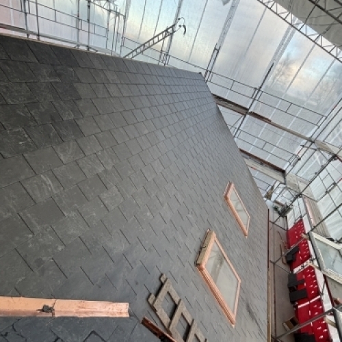 Tømrer udfører tømrerarbejde med nyt tag i Søndersø med tagsten og ovenlysvinduer