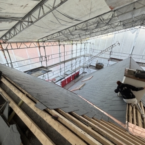 Tømrer udfører tømrerarbejde med renovering af tag og opbygning af nyt tag