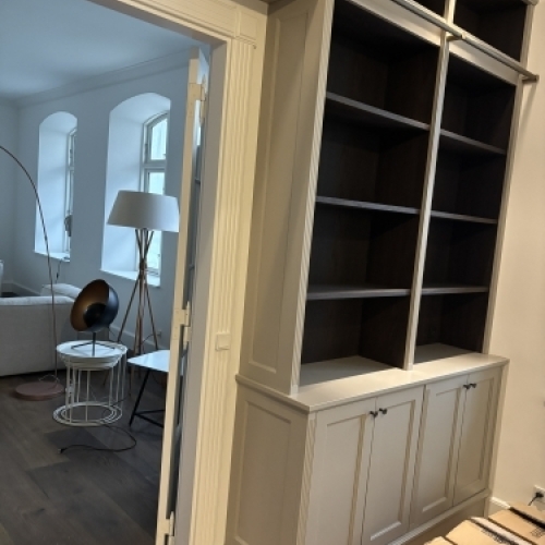 Tømrer udfører udskiftning af dør og specialtilpasset snedkerløsning i bolig