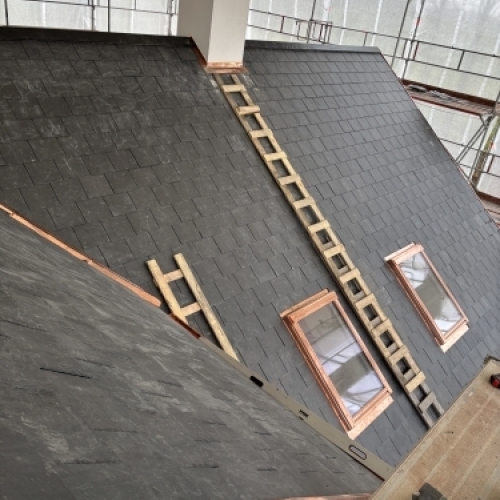 Tømrer udfører tømrerarbejde med tagarbejde og montering ved nyt tag