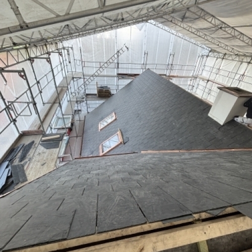 Tømrer udfører tømrerarbejde med tagrenovering på Fyn med nyt undertag og lægter