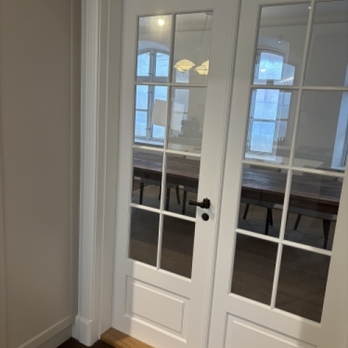 Tømrer udfører udskiftning af franske døre med glas i klassisk stil