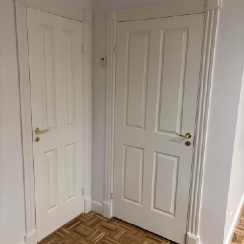 Tømrer udfører udskiftning af indvendige døre med nye fyldningsdøre i bolig