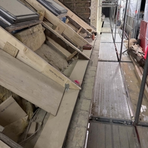 Tømrer udfører tømrerarbejde med udskiftning af tag og ny tagkonstruktion