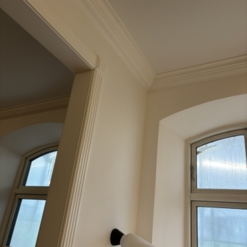 Tømrer udfører udskiftning af vinduer med buet overkarm i ældre bolig