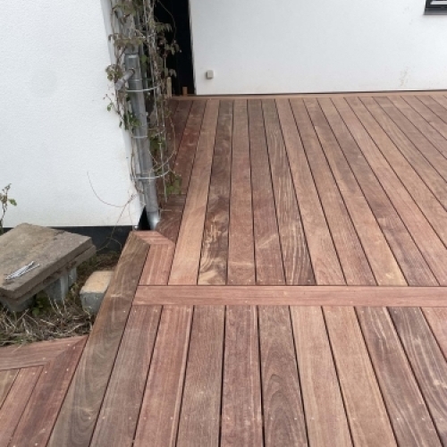 Træterrasse i hårdttræ med kantafslutning langs husmur