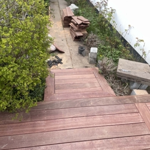 Træterrasse med flere niveauer og overgang mellem sektioner