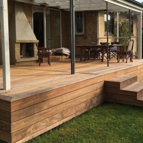 Træterrasse i hårdttræ med overdækning og niveauforskel