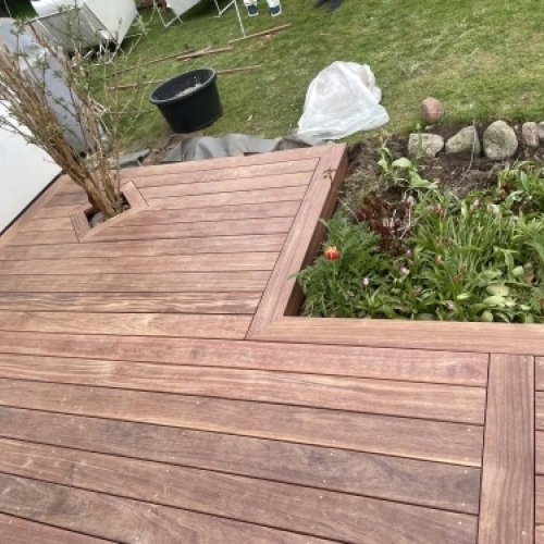 Træterrasse med indbygget plantebed og specialtilpasset løsning