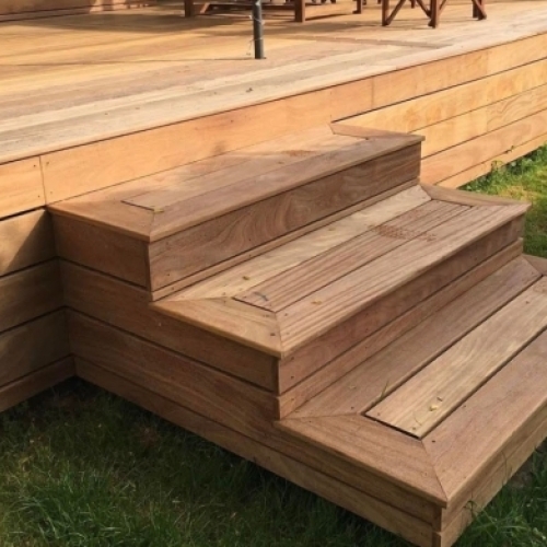 Trappetrin i træ til hævet træterrasse med pæn afslutning