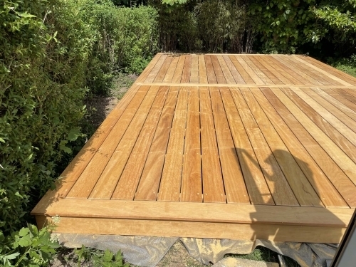 Ny træterrasse i hårdttræ med skjult montage og lige kanter