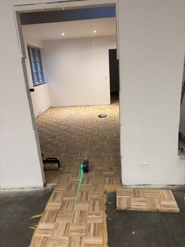 Snedkerarbejde med lægning af parketgulv i forbindelse med renovering