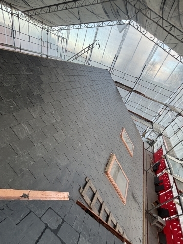 Tømrer udfører tømrerarbejde med nyt tag i Søndersø med tagsten og ovenlysvinduer