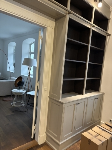 Tømrer udfører udskiftning af dør og specialtilpasset snedkerløsning i bolig