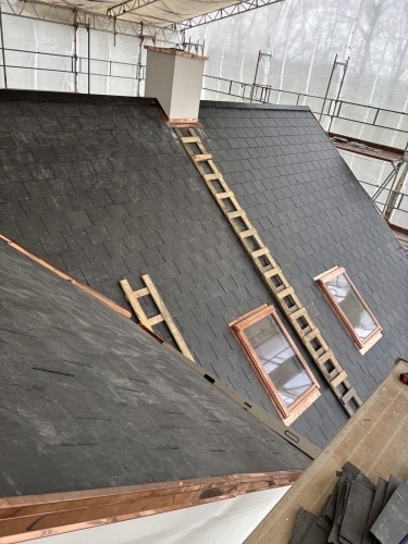 Tømrer udfører tømrerarbejde med tagarbejde og montering ved nyt tag