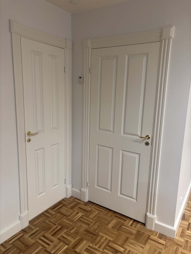 Tømrer udfører udskiftning af indvendige døre med nye fyldningsdøre i bolig