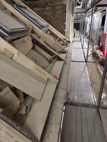 Tømrer udfører tømrerarbejde med udskiftning af tag og ny tagkonstruktion