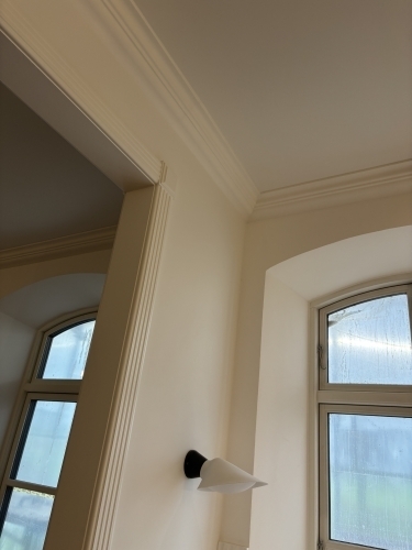 Tømrer udfører udskiftning af vinduer med buet overkarm i ældre bolig