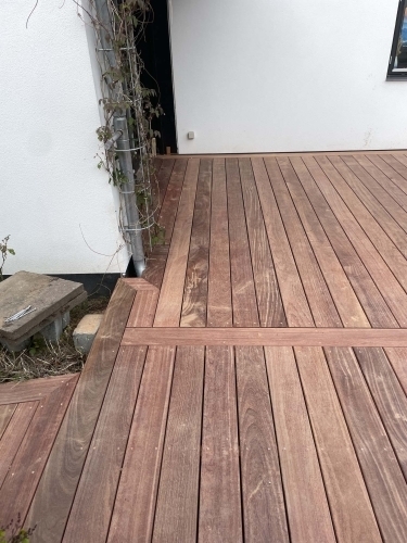 Træterrasse i hårdttræ med kantafslutning langs husmur