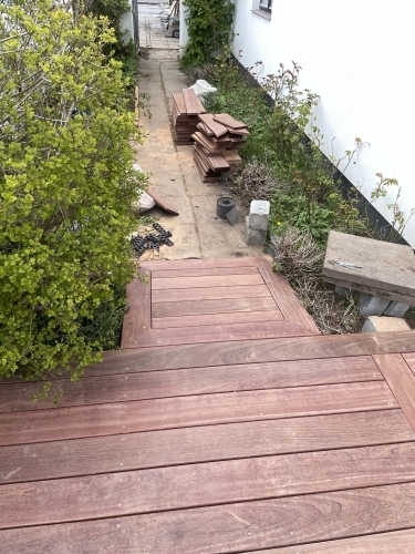 Træterrasse med flere niveauer og overgang mellem sektioner