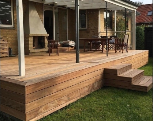 Træterrasse i hårdttræ med overdækning og niveauforskel