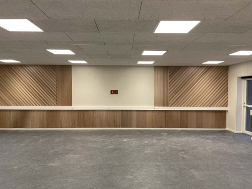 Snedkerarbejde med montering af akustikpaneler og vægbeklædning