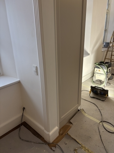 Tømrer udfører montering af gerigter og afslutninger ved udskiftning af døre