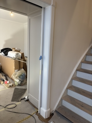 Tømrer monterer ny indvendig dør i forbindelse med renovering