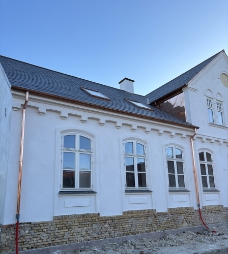 Tømrer udfører tømrerarbejde med nyt tag på ejendom på Fyn