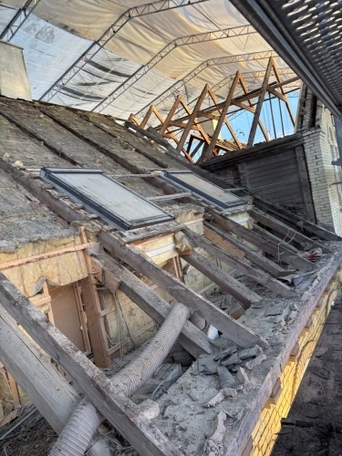 Tømrer udfører tømrerarbejde med tagdækning og opbygning af nyt tag