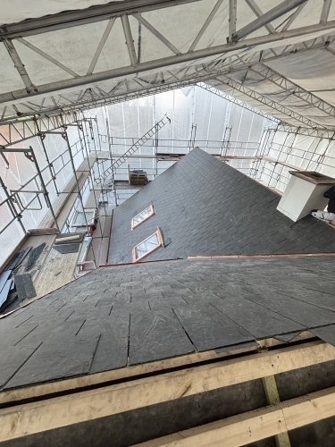 Tømrer udfører tømrerarbejde med tagrenovering på Fyn med nyt undertag og lægter