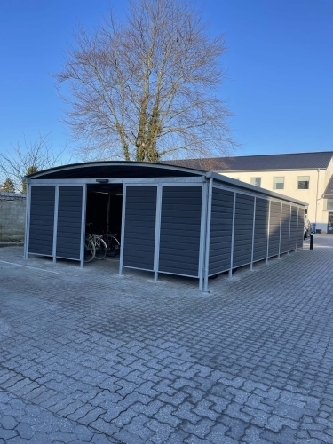 Tømrer udfører totalentreprise med opførelse af carport og overdækning til cykler og opbevaring