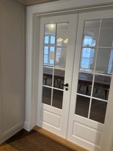 Tømrer udfører udskiftning af franske døre med glas i klassisk stil