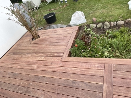 Træterrasse med indbygget plantebed og specialtilpasset løsning