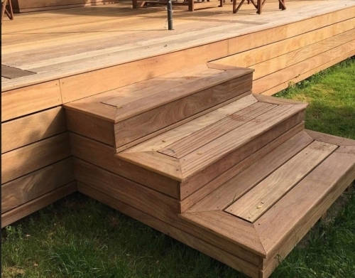 Trappetrin i træ til hævet træterrasse med pæn afslutning